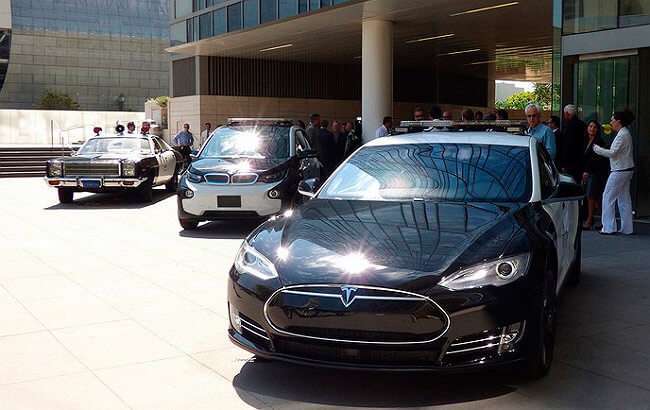 Поліція відмовилася від використання авто Tesla