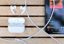 Повідомляється, що AirPods з камерами завершують тестування в Apple